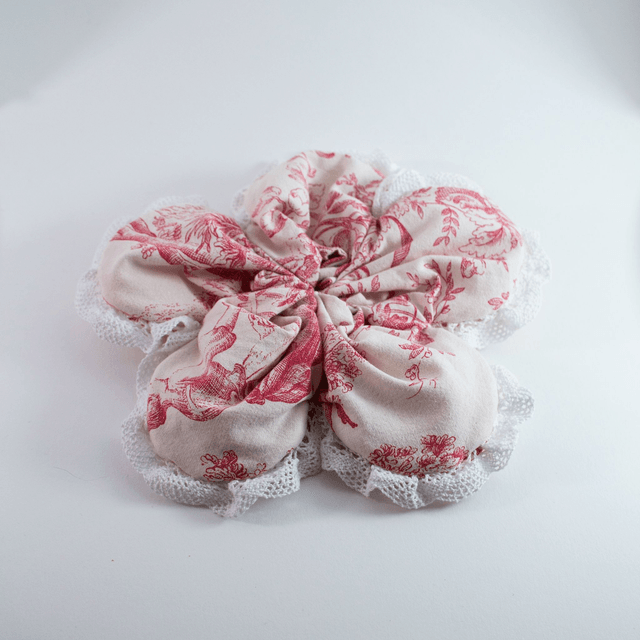 Scrunchy fleur XXL – Motif Jouy rouge et dentelle