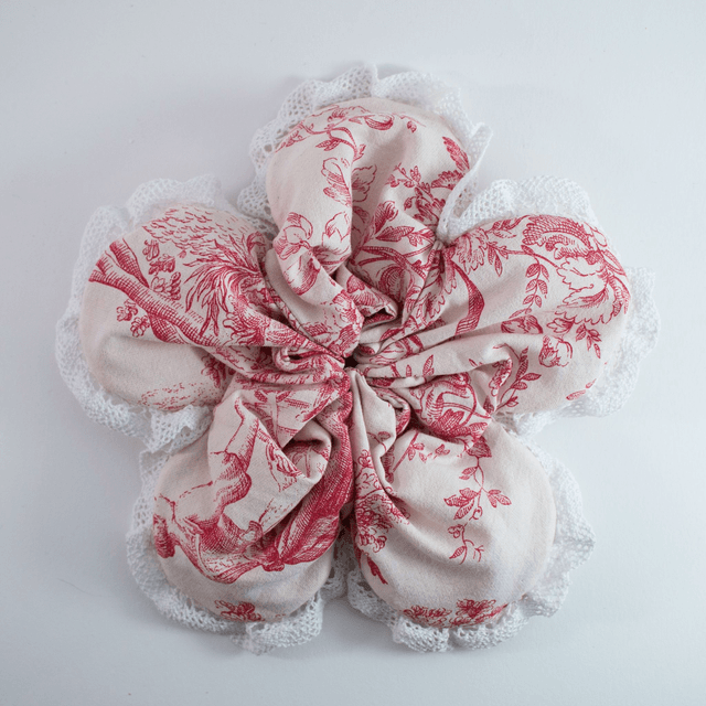 Scrunchy fleur XXL – Motif Jouy rouge et dentelle