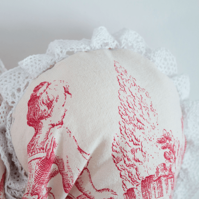 Scrunchy cœur XXL – Motif Jouy rouge et dentelle