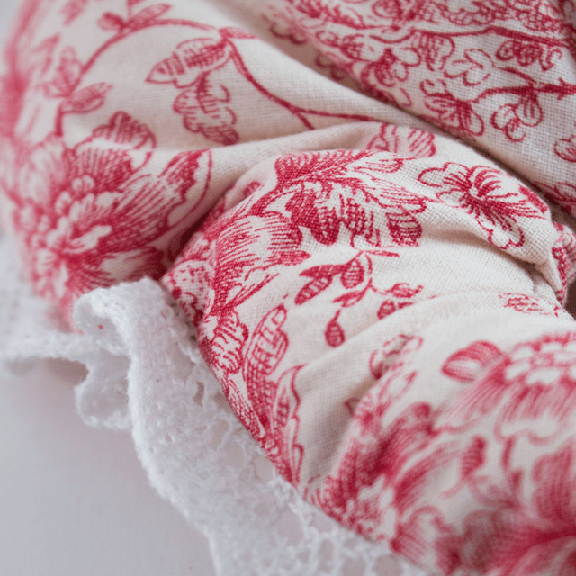 Scrunchy cœur XXL – Motif Jouy rouge et dentelle