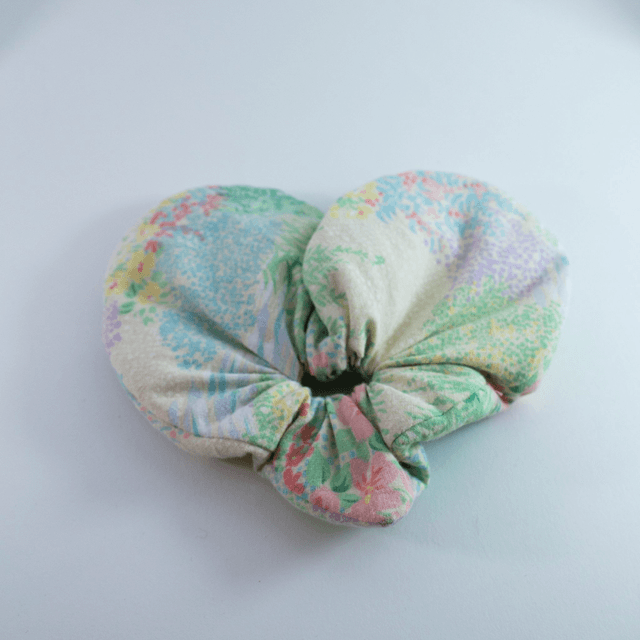 Scrunchy cœur XXL – Motif floral pastel