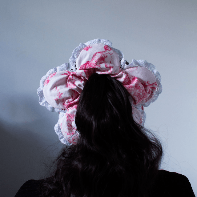 Scrunchy fleur XXL – Motif Jouy rouge et dentelle