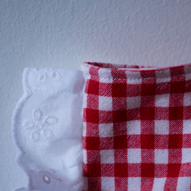 Tote Bag – Motif vichy rouge et scène toile de Jouy