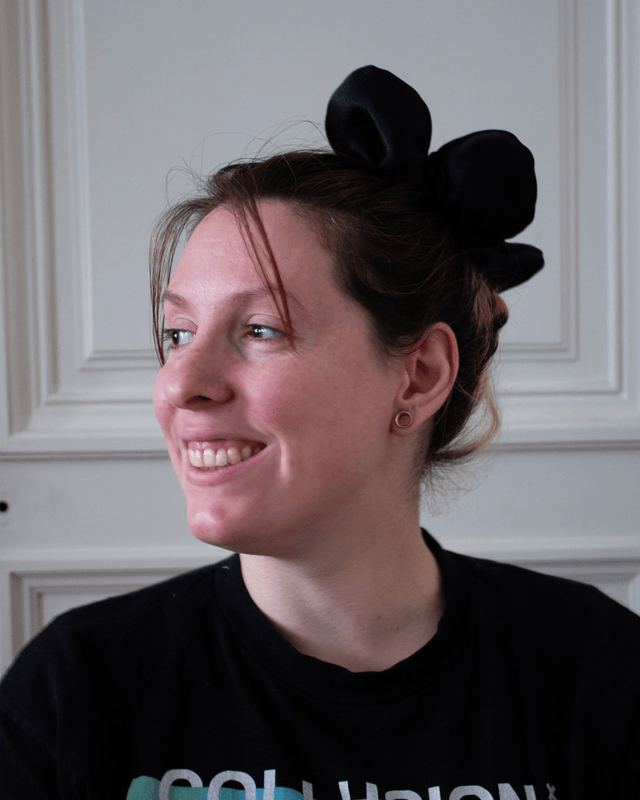 Scrunchy Fleur – Satin noir