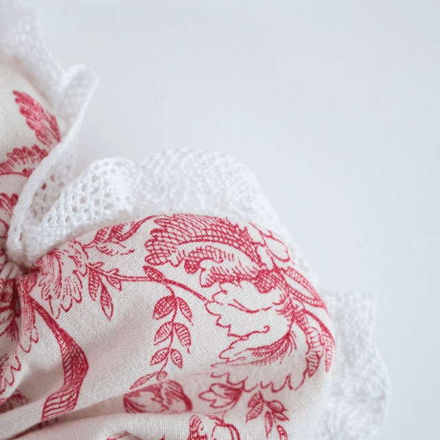 Scrunchy fleur XXL – Motif Jouy rouge et dentelle