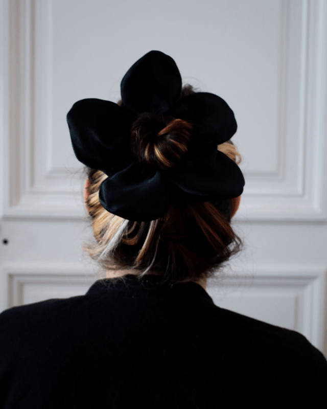 Scrunchy Fleur – Satin noir