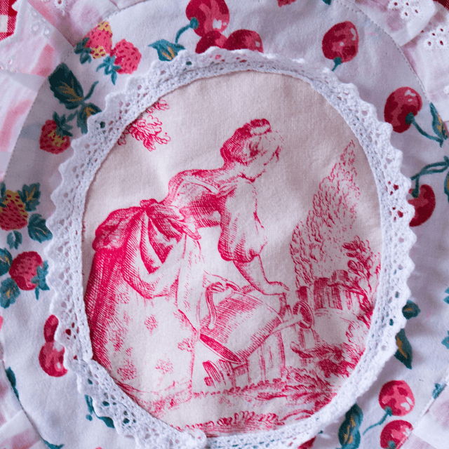 Tote Bag – Motif vichy rouge et scène toile de Jouy