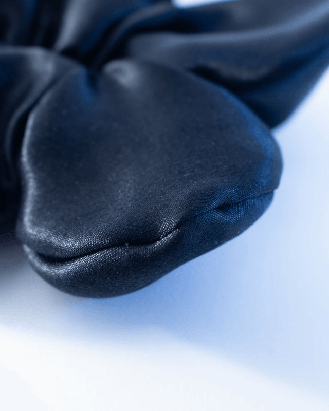 Scrunchy Fleur – Satin noir