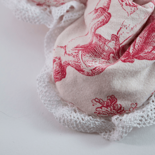 Scrunchy fleur XXL – Motif Jouy rouge et dentelle