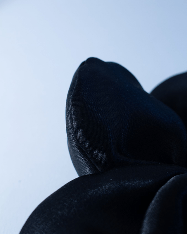 Scrunchy Fleur – Satin noir