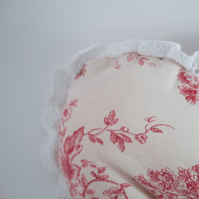 Scrunchy cœur XXL – Motif Jouy rouge et dentelle