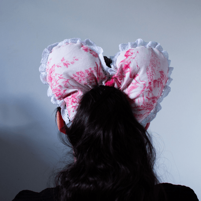 Scrunchy cœur XXL – Motif Jouy rouge et dentelle