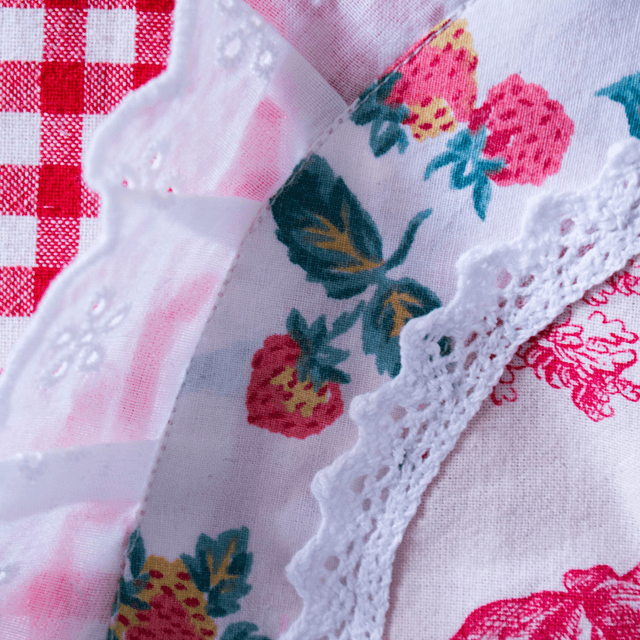 Tote Bag – Motif vichy rouge et scène toile de Jouy
