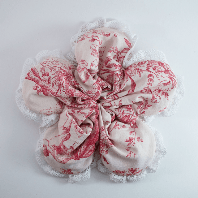 Scrunchy fleur XXL – Motif Jouy rouge et dentelle